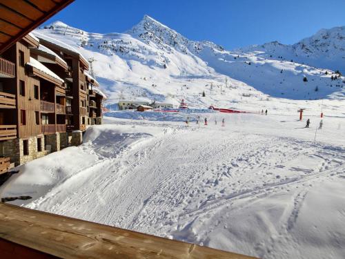 une piste de ski enneigée devant une montagne dans l'établissement Appartement 2 pièces avec balcon et vue sur pistes, animaux admis - FR-1-455-252, à La Plagne Tarentaise