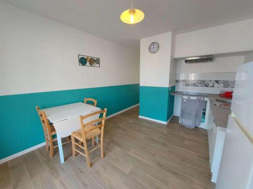 une cuisine et une salle à manger avec une table et des chaises dans l'établissement Appartement 4 pièces à Marseillan Plage, proche de la mer, avec parking et équipements complets - FR-1-326-799, à Marseillan