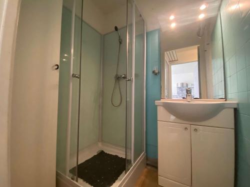 une salle de bain avec une douche en verre et un lavabo dans l'établissement Studio cabine avec piscine, parking privatif, loggia et accès plage à pied - Sainte-Maxime - FR-1-226-534, à Sainte-Maxime
