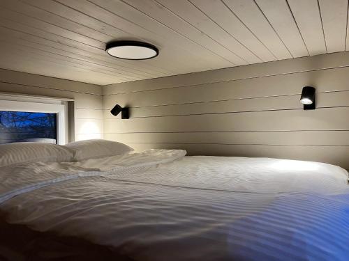 1 dormitorio con 2 camas y pared en Prześpij się z Alpaką w Tiny House, 