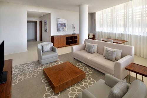 Телевизор и/или развлекательный центр в Marriott Riyadh Diplomatic Quarter