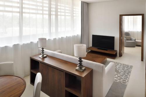 Телевизор и/или развлекательный центр в Marriott Riyadh Diplomatic Quarter