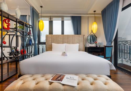 Кровать или кровати в номере Golden Legend Boutique Hotel