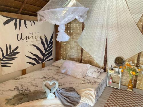 een kleine slaapkamer met een bed met een Valentijnsbord erop bij Malee homestay in Ko Por