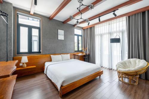 Postel nebo postele na pokoji v ubytování Mint Ha Long FLC Golf & Resort
