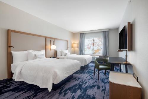 ein Hotelzimmer mit 2 Betten und einem TV in der Unterkunft Fairfield Inn & Suites by Marriott Dallas Plano/Frisco in Plano