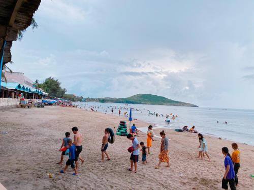 um grupo de pessoas brincando na praia em Khu du lịch Biển Cát em Ấp Long Sơn