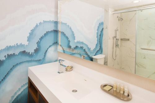 uma casa de banho com um lavatório e um espelho em Renaissance Newport Beach Hotel em Newport Beach