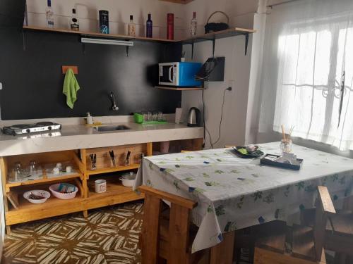 uma cozinha com uma mesa e uma bancada em Depto Libres# em Paso de los Libres