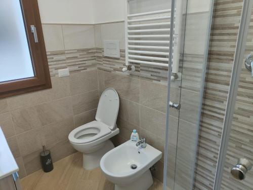 een badkamer met een toilet, een wastafel en een douche bij Villa A&M 5 in Latina