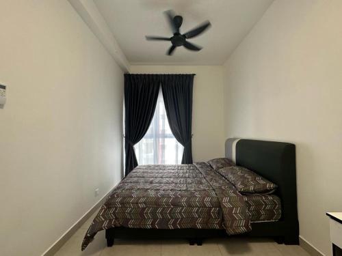 - une chambre avec un lit et un ventilateur de plafond dans l'établissement FeN D HomeStay at Bangi / Kajang / Putrajaya, à Kajang