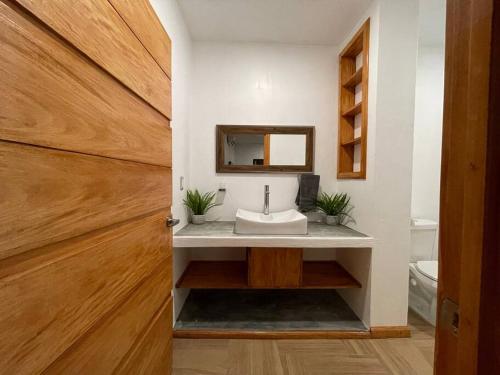y baño con lavabo y espejo. en Casa AbrahamMya Playa Linda 3 bed home with pool., en El Desengaño