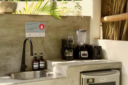 un bancone della cucina con lavandino e frullatore di Casa MexiBali, Palapa Queen a La Majahua