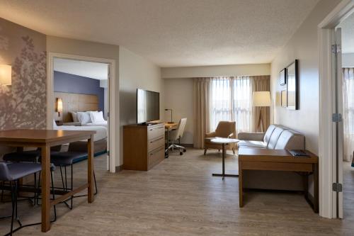 Habitación de hotel con cama y escritorio en Residence Inn by Marriott Greenbelt en Greenbelt