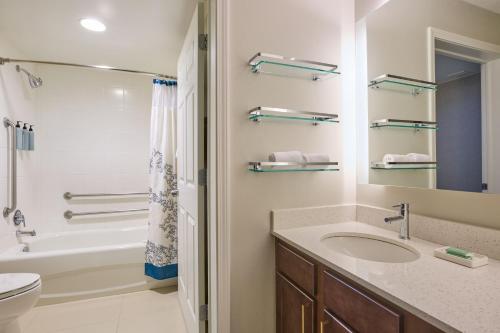 y baño con lavabo, bañera y aseo. en Residence Inn by Marriott Greenbelt, en Greenbelt