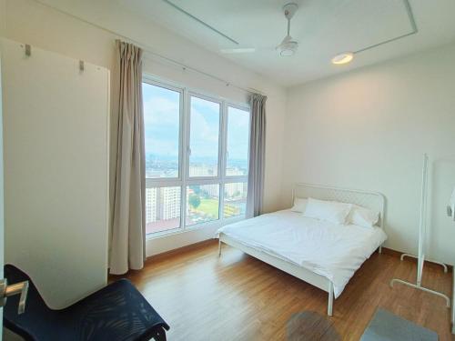 um quarto com uma cama branca e uma grande janela em Plaza at Kelana Jaya By Kenangan Home 2 Bedroom Balcony em Petaling Jaya