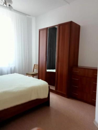 1 dormitorio con 1 cama, armario y ventana en Гостиница АО Аксайавтотранс en Aksay