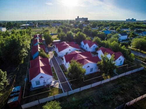 einen Blick über eine Reihe von Häusern mit roten Dächern in der Unterkunft Гостиница АО Аксайавтотранс in Aksay