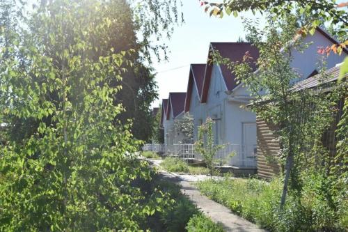eine Reihe von Häusern in einem Hof mit Bäumen in der Unterkunft Гостиница АО Аксайавтотранс in Aksay