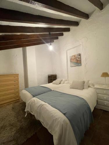 1 dormitorio con 1 cama grande en una habitación en Casa Miguelito en Comares