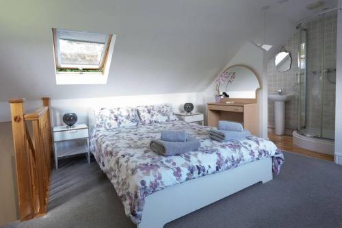 Un pat sau paturi într-o cameră la Spacious bungalow with estuary views