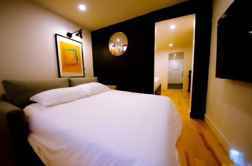 Säng eller sängar i ett rum på Mila Downtown Home