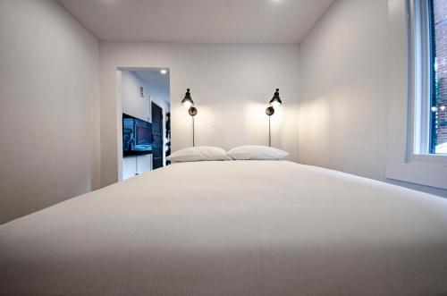 Säng eller sängar i ett rum på Mila Downtown Home
