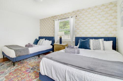 1 dormitorio con 2 camas y ventana en Rockaway Beach House en West Palm Beach