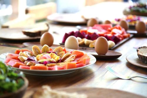ein Tisch mit Tellern voller Essen darauf in der Unterkunft Beach Villa Ayu at Sumberkima Beach in Banyuwedang