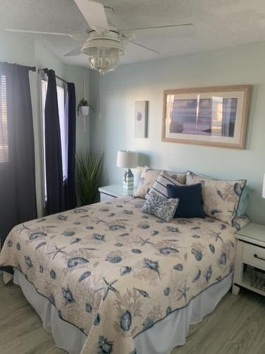 ein Schlafzimmer mit einem Bett mit einer Bettdecke darauf in der Unterkunft Brant Beach 2 Bedroom 1 Bath Ocean Side Condo in Brighton Beach