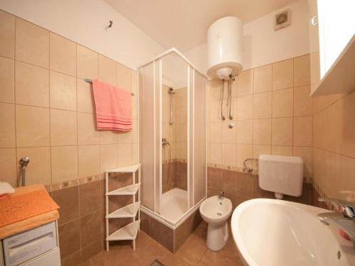 La salle de bains est pourvue d'une baignoire, de toilettes et d'un lavabo. dans l'établissement Apartment Anec - 150m from the sea, à Supetar