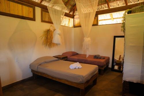 Llit o llits en una habitació de Surf Lodge at Casa Mexibali, Troncones