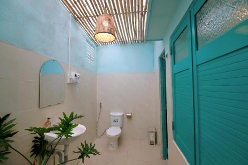 a bathroom with a toilet and a sink at Yêu Biển homestay in Phan Rang