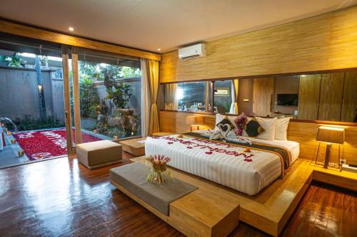 um quarto com uma cama grande num quarto em Asa Bali Luxury Villas & Spa em Seminyak