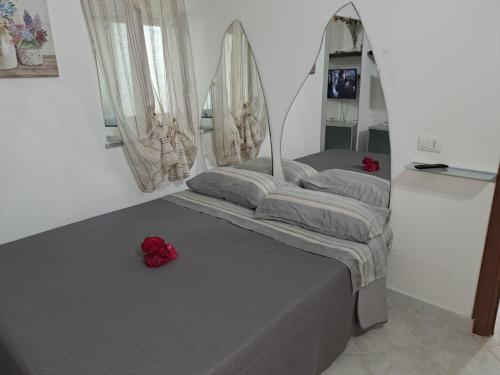 Dos camas en una habitación con rosas rojas. en Appartamento con giardino, en Civitavecchia