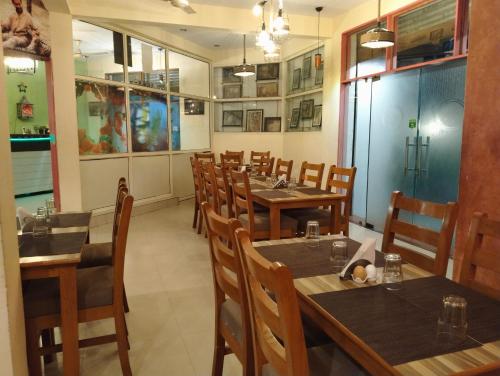 Un restaurante o sitio para comer en Dudhwa TigeRhino Resort
