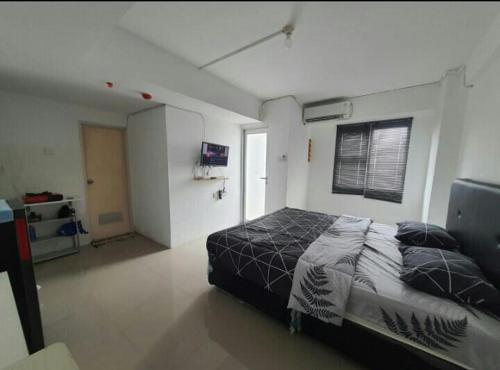 - une chambre avec un grand lit dans l'établissement Urbantown Serpong, à Dukuh