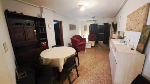 uma pequena sala de estar com uma mesa e uma cozinha em Dpto amplio de categoria en Tucumán em San Miguel de Tucumán