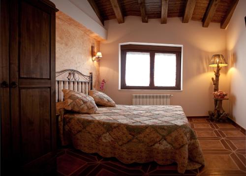 een slaapkamer met een bed en een raam bij Casa Rural Antonio in Vitigudino