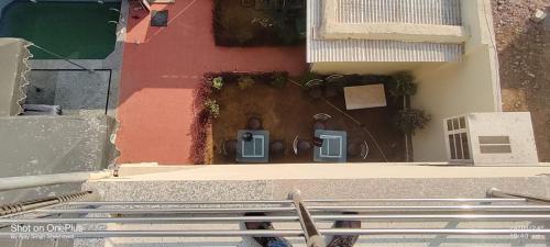 een uitzicht op een gebouw met twee elektrische apparaten erop bij Virasat The Tent Villa in Jaipur