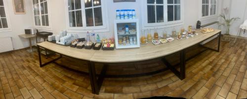 un grand comptoir dans une pièce avec un réfrigérateur dans l'établissement Hôtel Particulier LE MAS DES MARAIS, à Machecoul