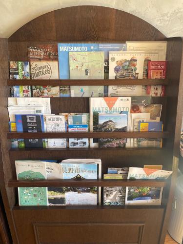 a book shelf filled with lots of books at Nawate Guesthouse in Matsumoto