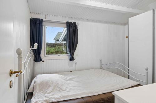 Tempat tidur dalam kamar di Hybenvej