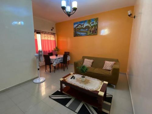 a living room with a couch and a table at Appartement Spacieux chez Keur Matou - F2 Dakar in Dakar