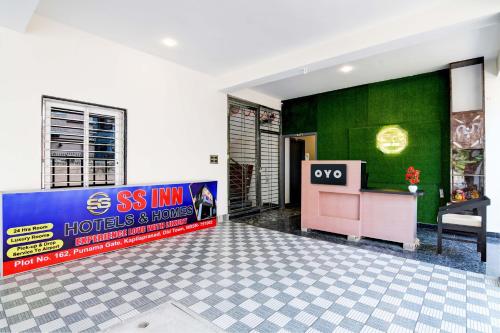 a lobby with a s inn sign on the wall at Hotel O SS INN Hotels & Homes in Bhubaneshwar