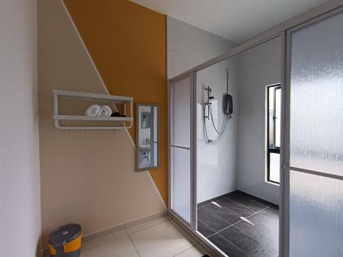 uma casa de banho com um chuveiro e uma cabina de duche ao nível do chão em The Horizon Ipoh Dual L13 by Grab A Stay em Ipoh