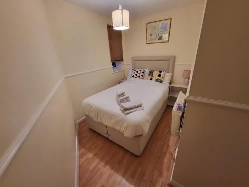 - une petite chambre avec un lit dans l'établissement Manor Place Apartment Thamesmead, à Thamesmead
