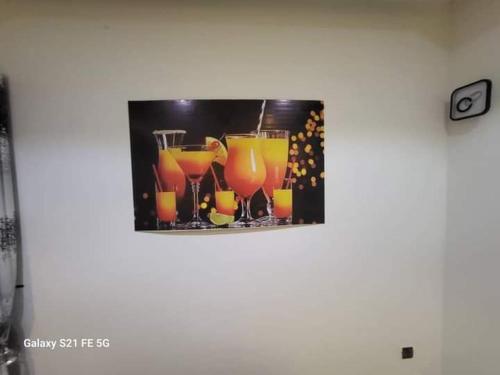une photo d'un groupe de boissons sur un mur dans l'établissement Entrée personnelle fidjrossè, à Cotonou