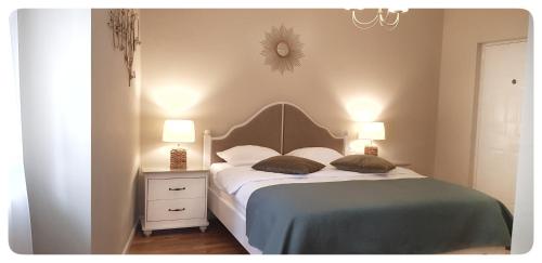 En eller flere senge i et værelse på Elania Residence