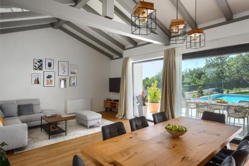 sala de estar con mesa de madera y ventana grande en Villa Gala en Kringa